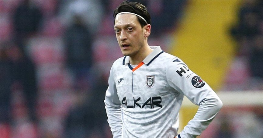  Mesut Özil, futbola veda etti