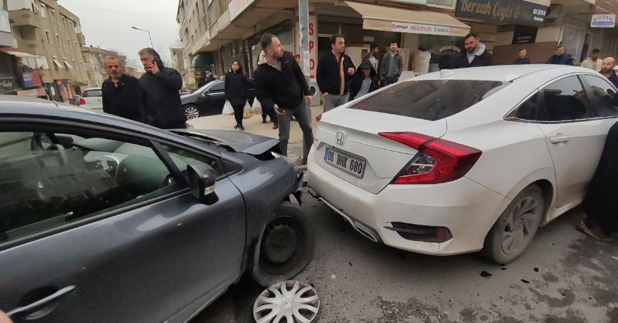 Otomobil ile ticari araç çarpıştı