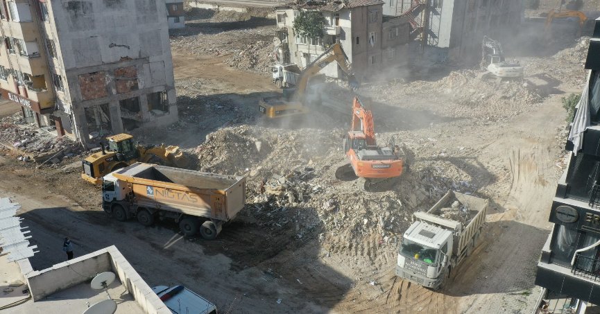 Büyükşehir’den enkaz  kaldırma çalışmaları