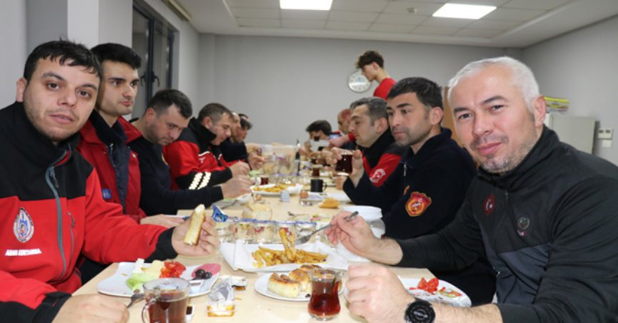 İtfaiye personeli, ilk  sahurunu nöbette yaptı