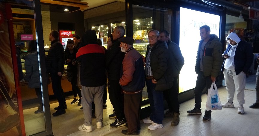 Kocaeli’de ilk iftar gününde pide kuyruğu