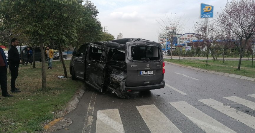 Ters yöne U dönüşü kaza getirdi: 4 yaralı