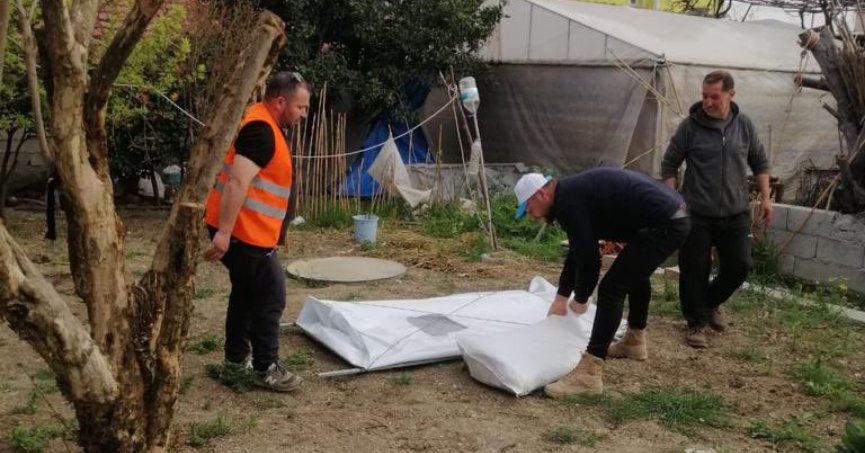 Depremzede aileye çadır desteği