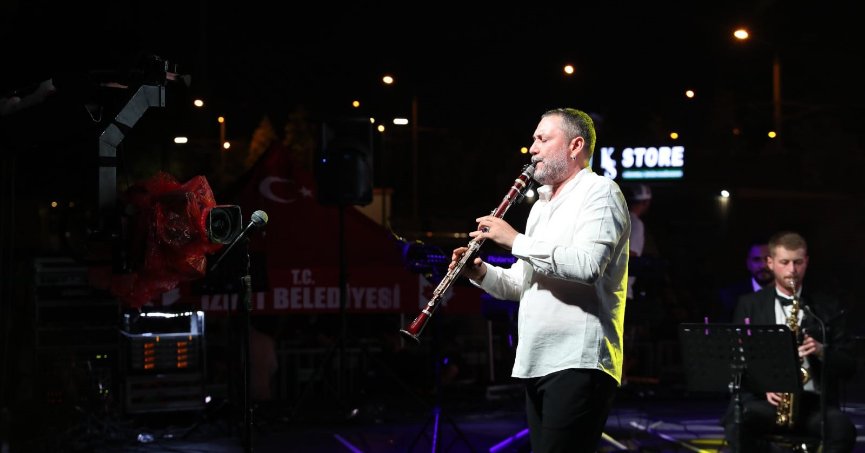 Hüsnü Şenlendirici  afetzedeler için çalacak