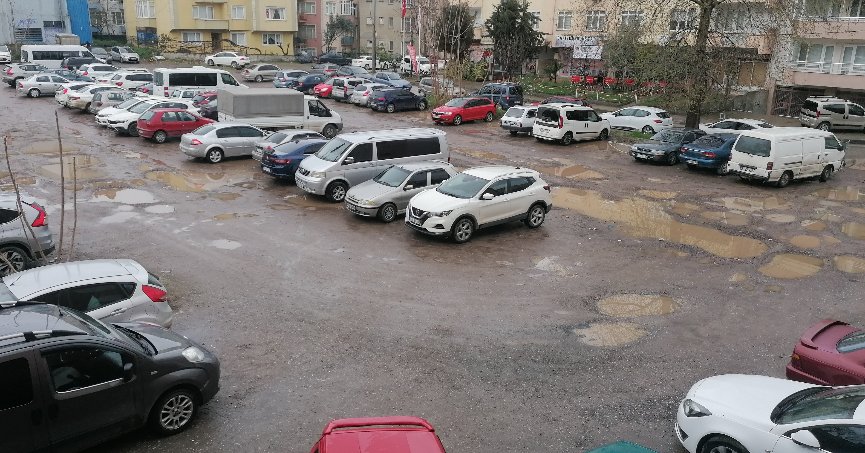 Otopark alanında çukurlar oluştu
