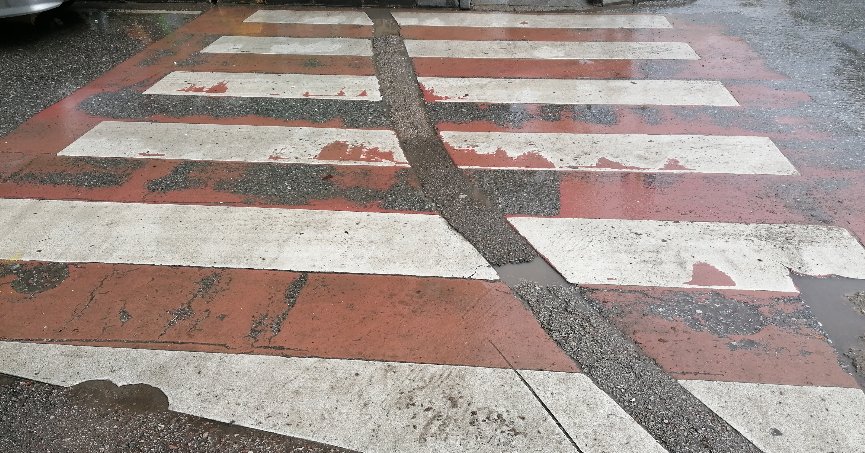 Yaya geçidi yeniden yapılmalı