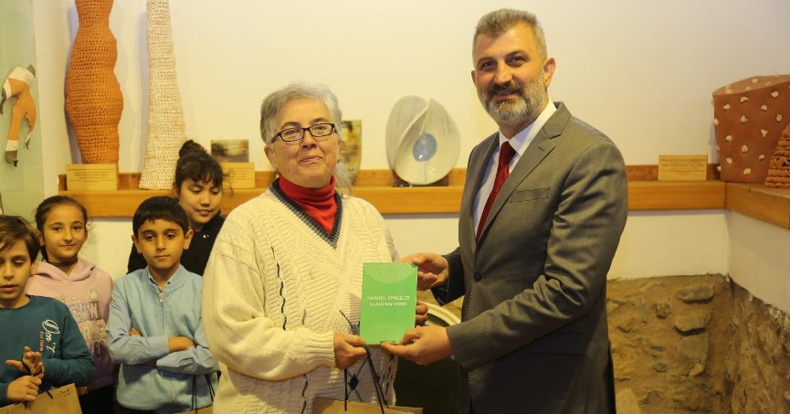 Sezer’den kitap tutkunlarına ödül