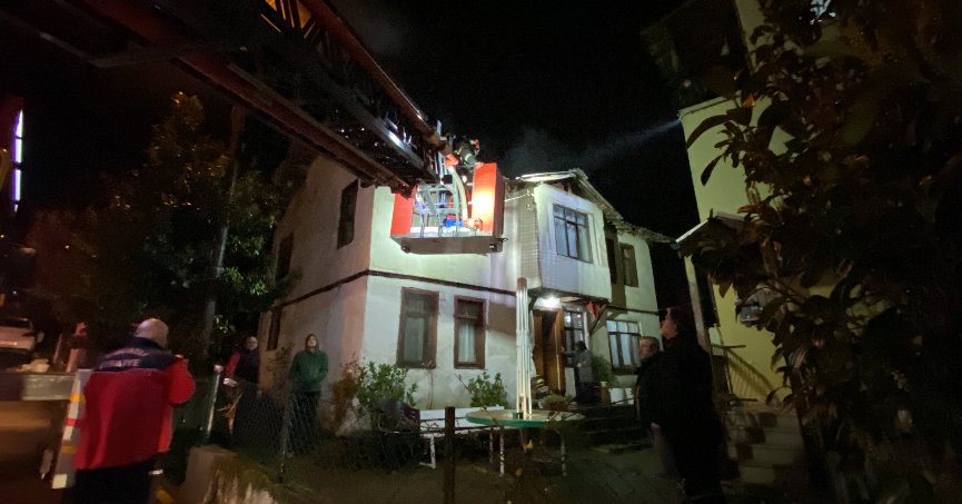Ahşap binanın bacasında çıkan yangın korkuttu