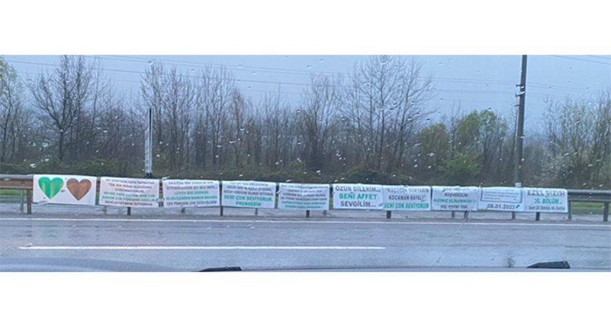 Kendini affettirmek için yolu pankartlarla donattı