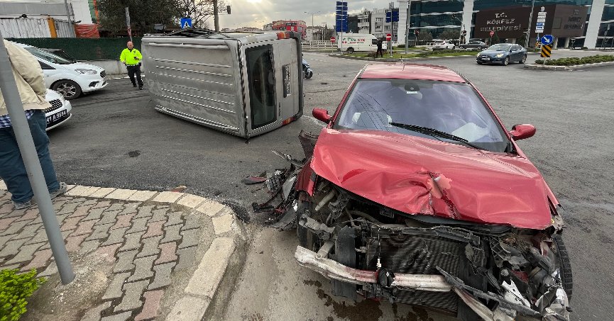 Otomobil ile çarpışan  minibüs yan yattı: 1 yaralı