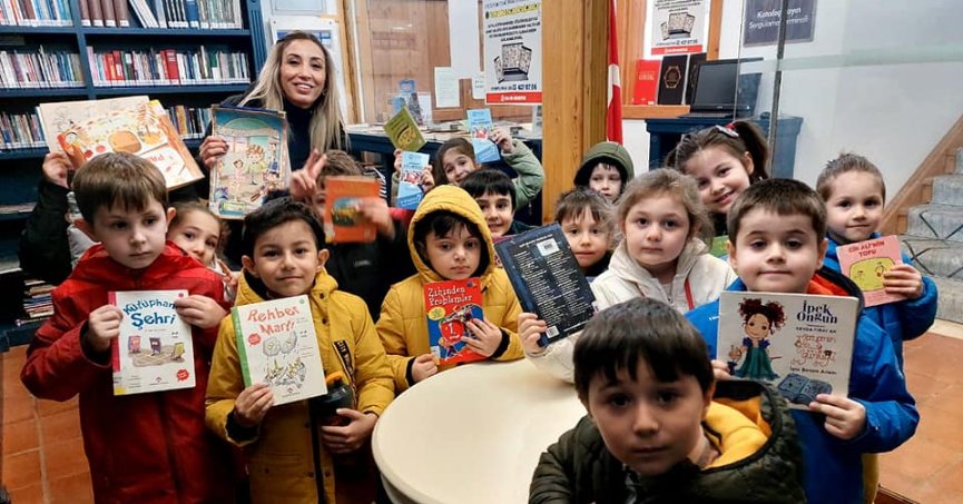 Minik öğrencilerin kütüphane heyecanı