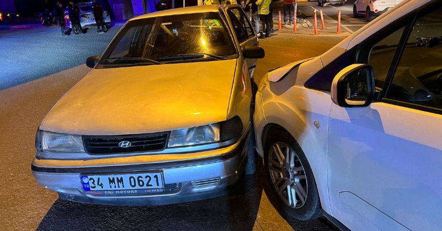 Hafif ticari araçla otomobil çarpıştı: 3 yaralı