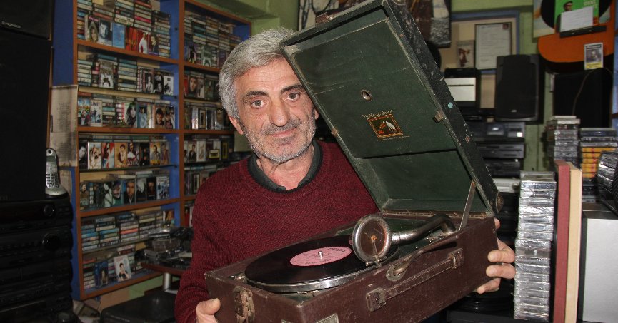 Dükkanına gelenleri geçmişe götürüyor