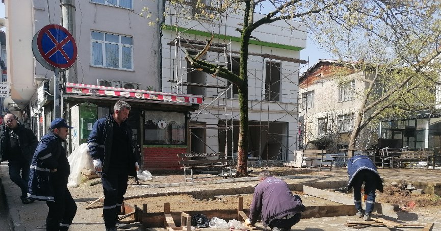 Minibüs durağı  yeniden yapılıyor