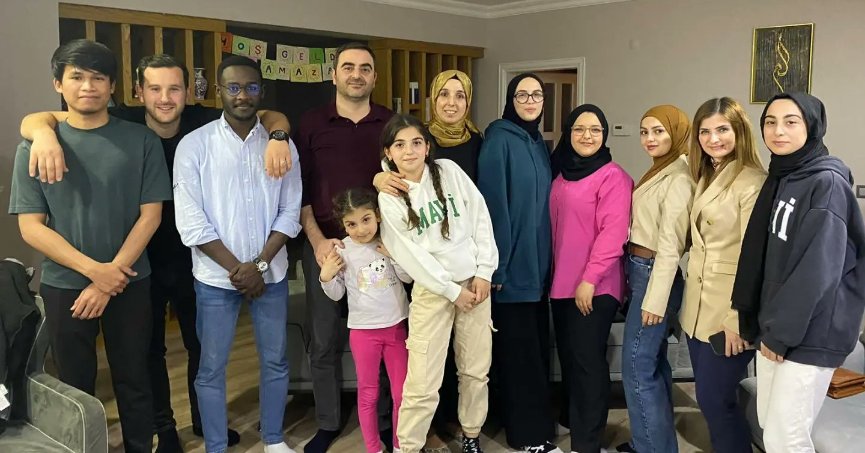 Özlü ve ailesi uluslararası  misafirleriyle iftar yaptı