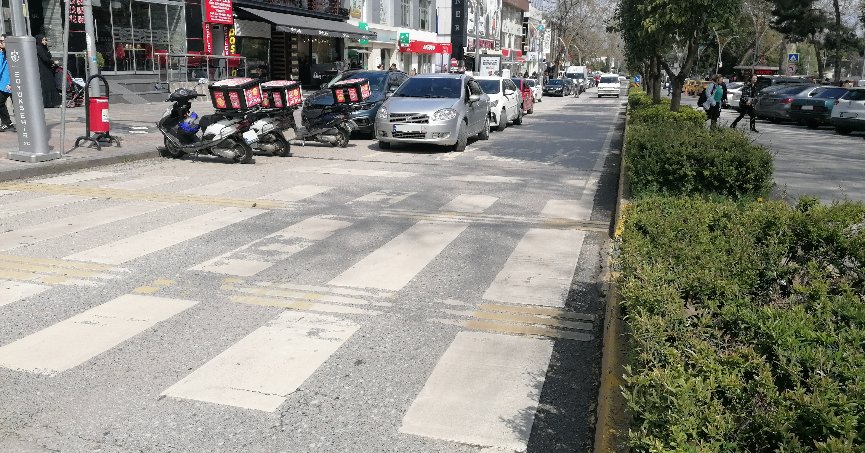 Çift sıra araç parkları,  trafiği olumsuz etkiliyor