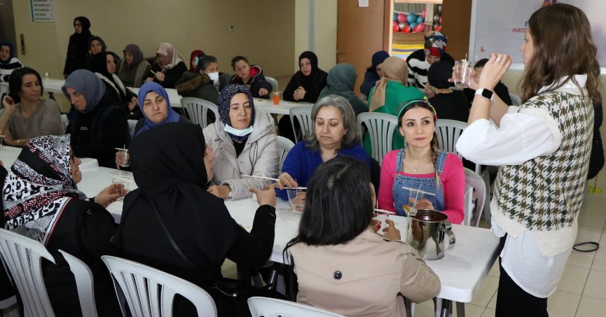 Anne Şehir’den kokulu mum yapımı