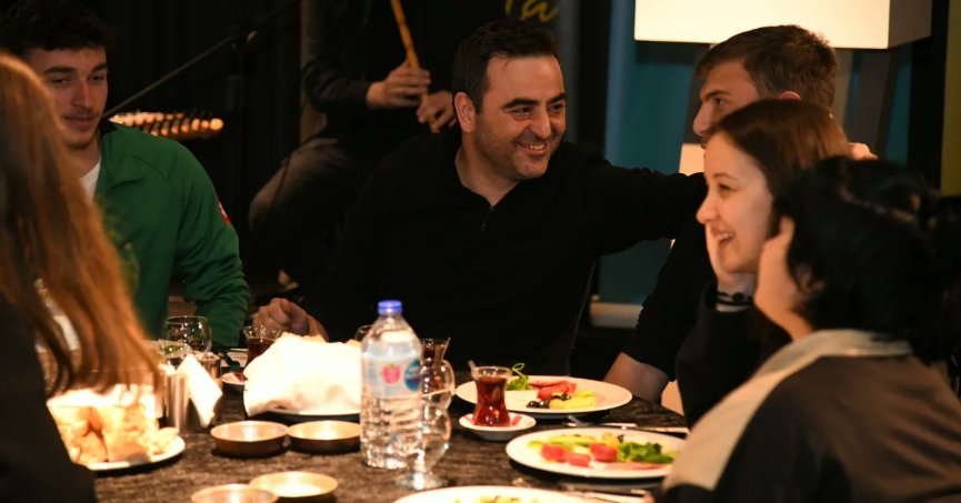 Özlü, gençlerle sahur yaptı