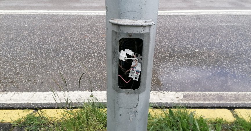 Aydınlatma direğine kapak takılmalı