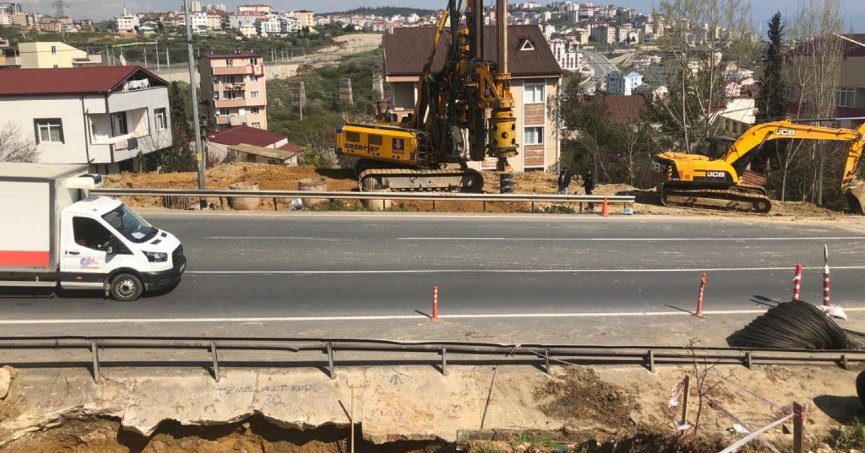Feribot yolu üst  geçidi yenileniyor