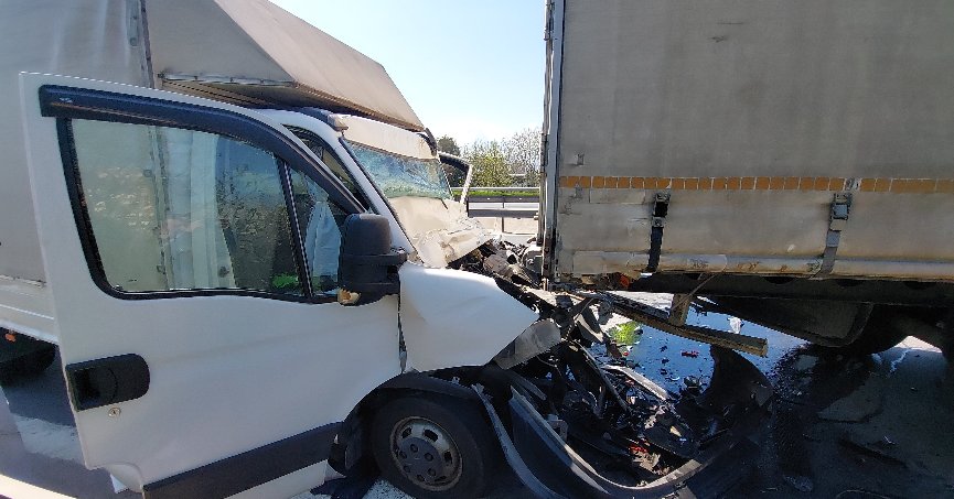 Kamyonet tıra  Çarptı: 1 yaralı