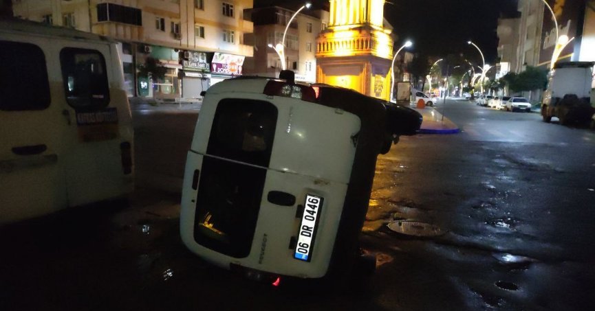 Kazanın ardından ticari  araç yan yattı: 4 yaralı