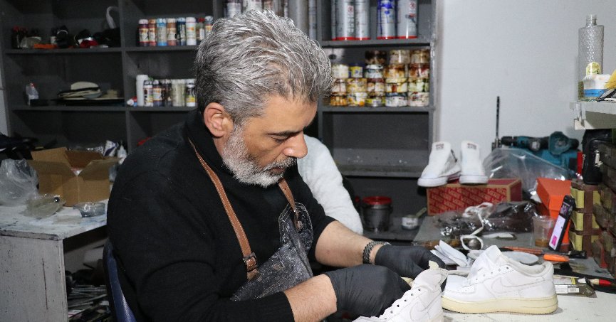 Ayakkabıları orijinaline  uygun restore ediyor