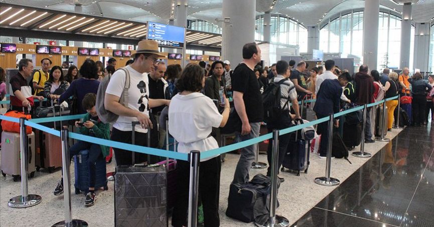 Havalimanlarında  yolcu trafiği arttı