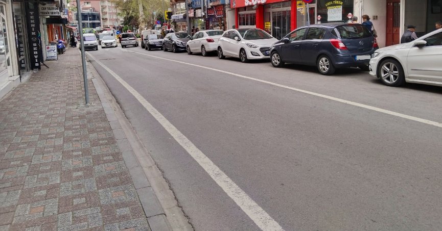 Deliloğlu Caddesi’nde  araç parkları önlenmeli