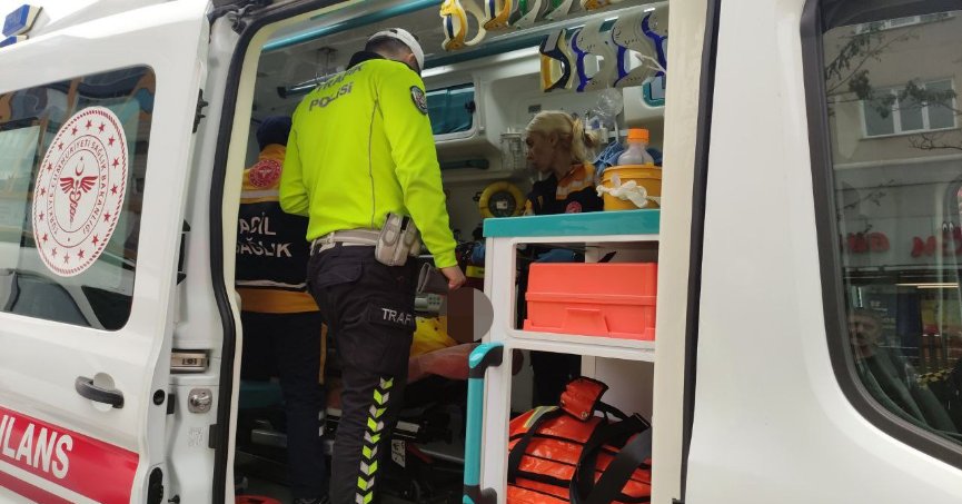 Otomobilin sıkıştırdığı  motosikletli yaralandı