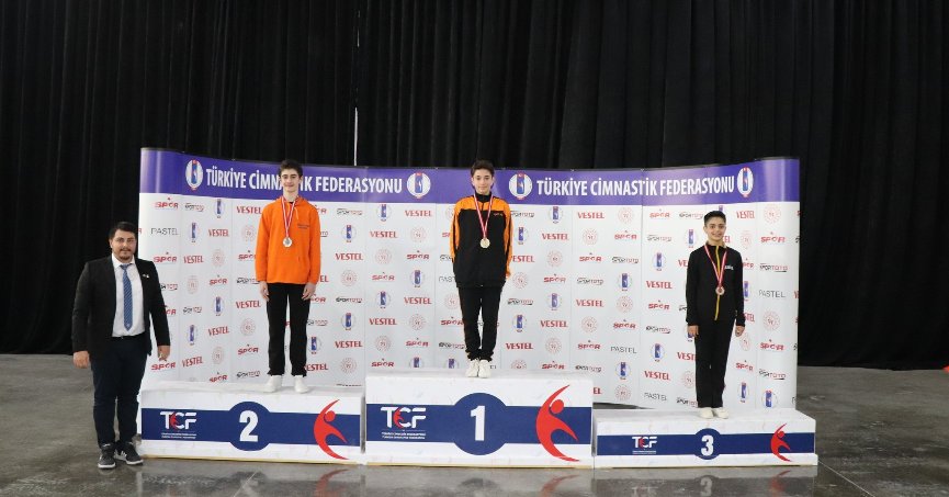 Aerobik cimnastikçiler  madalyalarla döndü