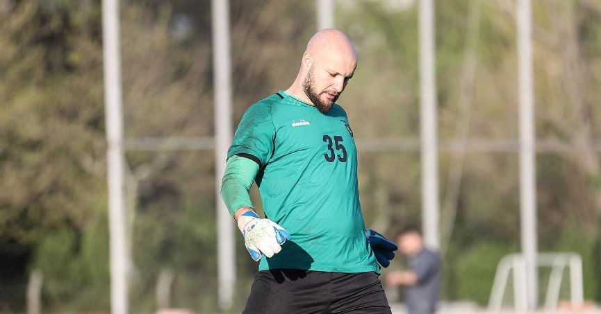 Kaleci Gökhan ipten aldı