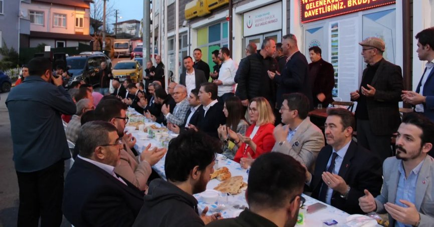 CHP’li adaylar, iftarda vatandaşlarla buluştu