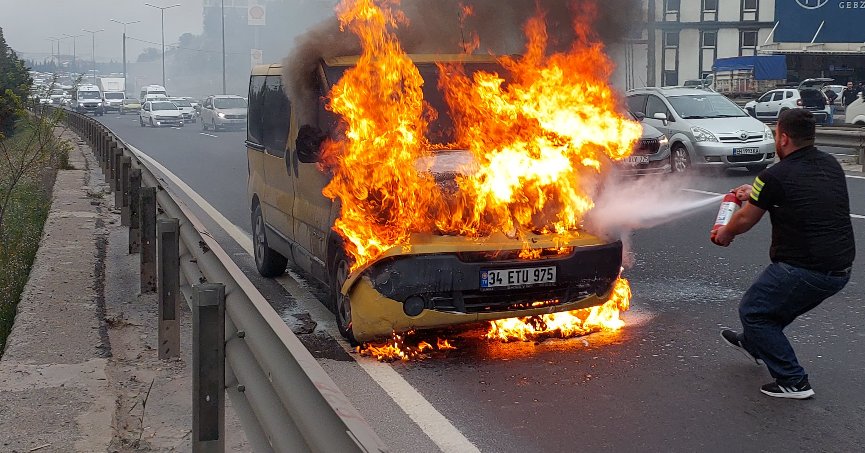 Seyir halindeki panelvan yandı