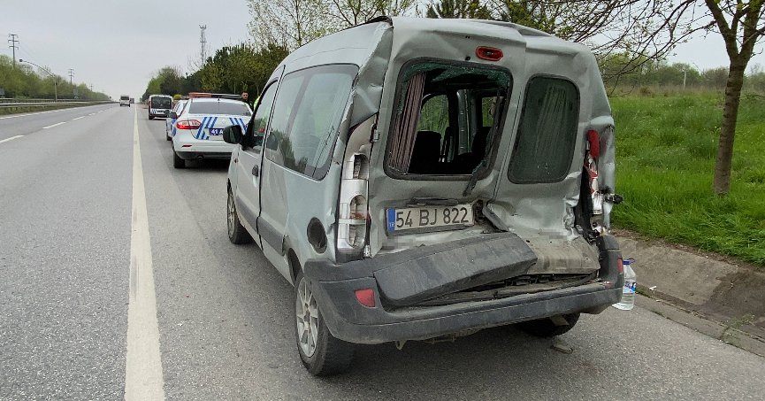 Kamyon kırmızı ışıkta duran araca çarptı: 2 yaralı