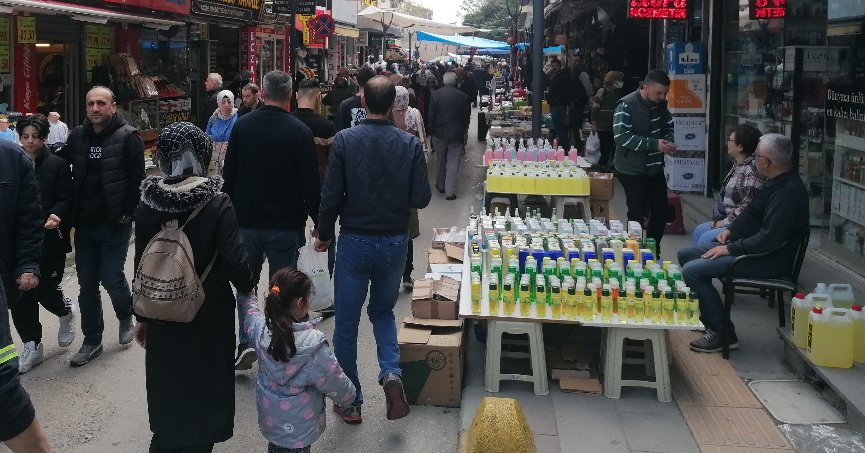 Bayram pazarı yoğun ilgiyle açıldı