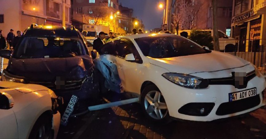 Hafif ticari araç, park halindeki 2 otomobile çarptı