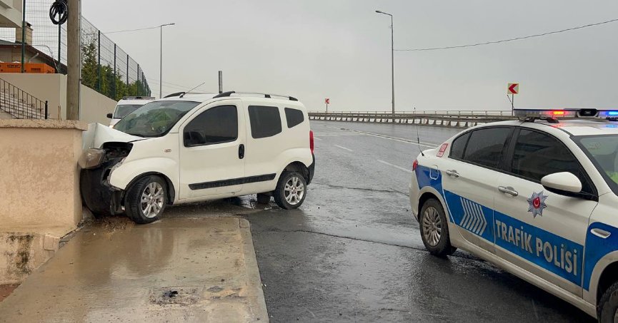 Bahçe duvarına çarpan araçtaki 2 kişi yaralandı