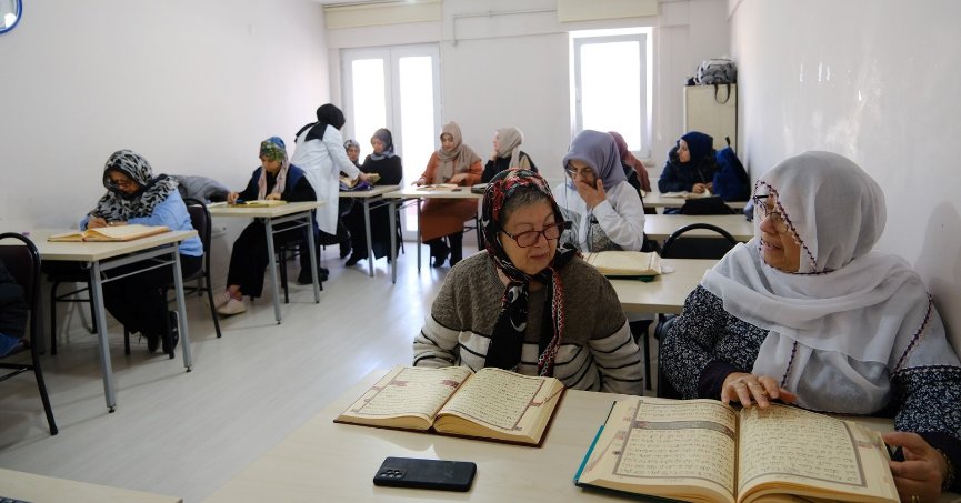 Dualar, depremlerde  yaşamını yitirenler için