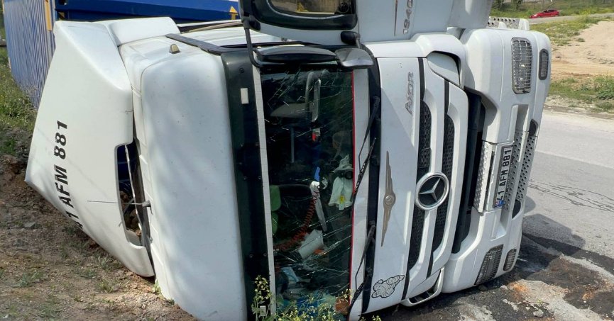 Devrilen akü yüklü tırın sürücüsü yaralandı