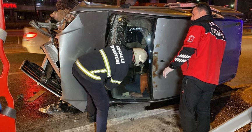 Bariyerlere çarpan araç devrildi: 1 yaralı