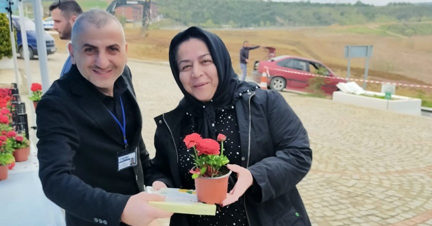 Büyükşehir’den mezarlıklarda çiçek dağıtımı