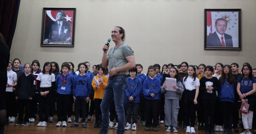  23 Nisan şarkıları söyleyecek