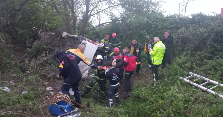 TEM’de minibüs devrildi: 13 yaralı