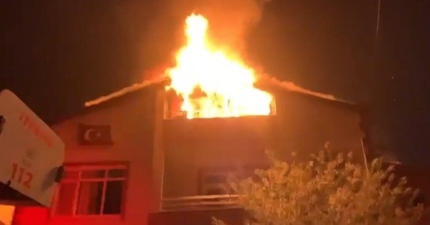 İki katlı binanın çatısı alev alev yandı