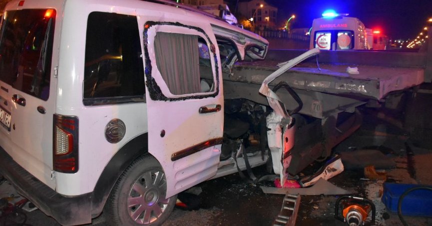 Hafif ticari araç tıra çarptı: 2’si ağır 4 yaralı