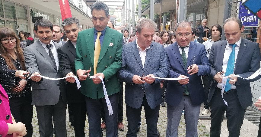 Yapay zeka destekli resimler sergilendi