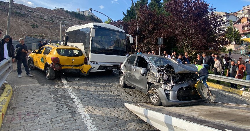Freni patlayan midibüs 5 araca çarptı: 2 yaralı