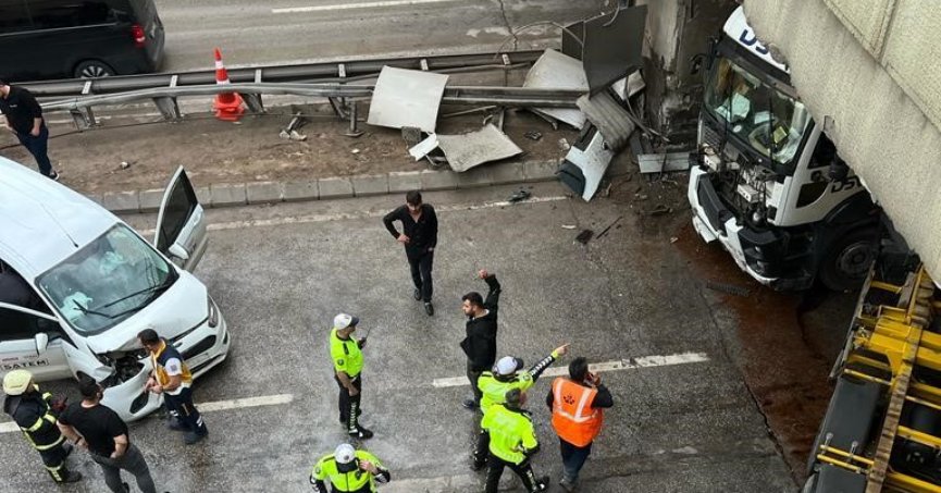Tünel girişinde makaslayan tır trafiği felç etti