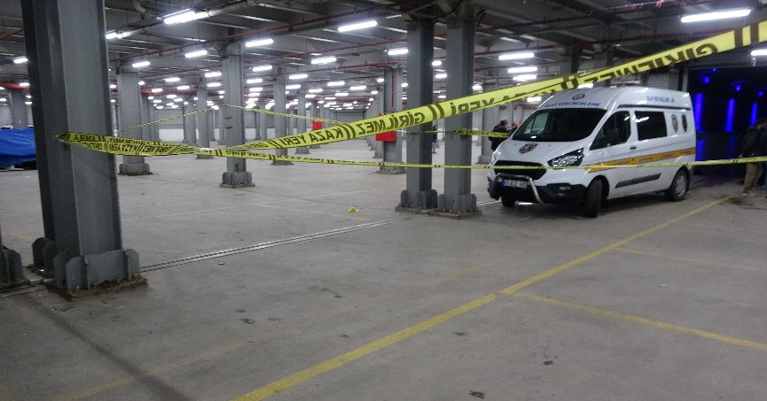 Otoparkta iki grup arasında kavga: 2 yaralı